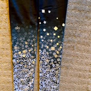 Alo high-waist airbrush leggings with floral metallic print! Limited edition ✨